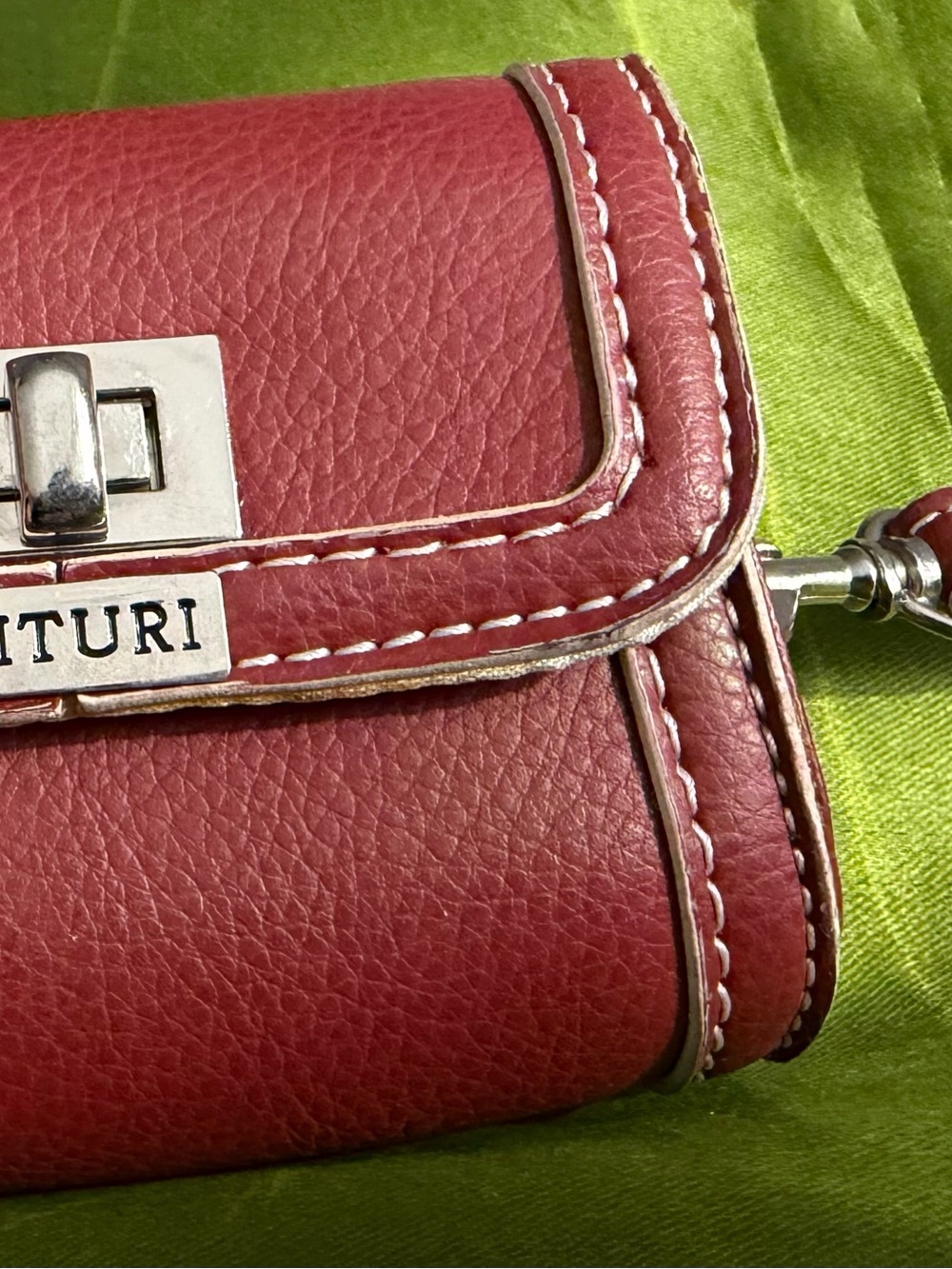 Vituri Red Leather Wristlet with White Interior
Imperfections